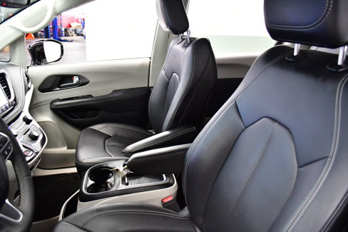 Used 2024 Chrysler Pacifica Limited image 11