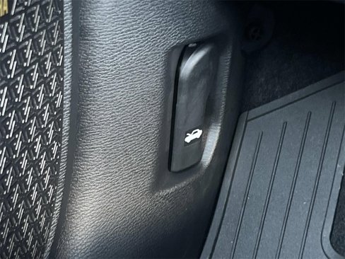 New 2025 Mitsubishi Outlander SE image 27
