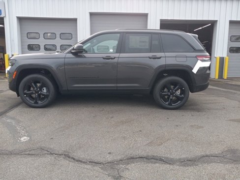 New 2025 Jeep Grand Cherokee Limited w/ Black Appearance Package image 4