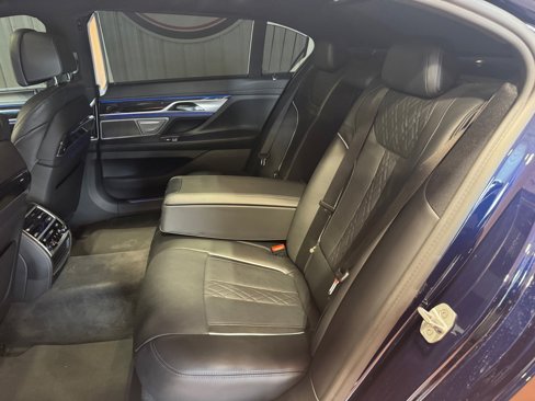 Used 2021 BMW 750i xDrive w/ Executive Package image 22