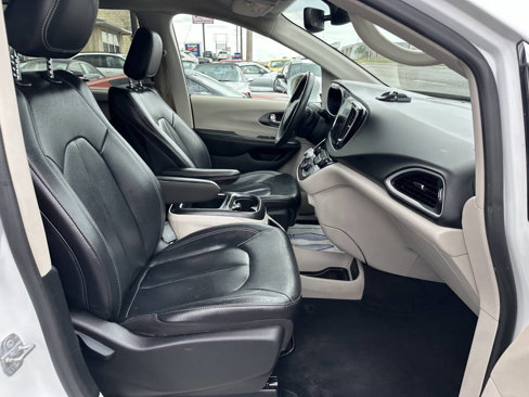 Used 2022 Chrysler Pacifica Touring-L image 9