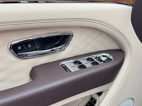 New 2025 Bentley Bentayga image 24