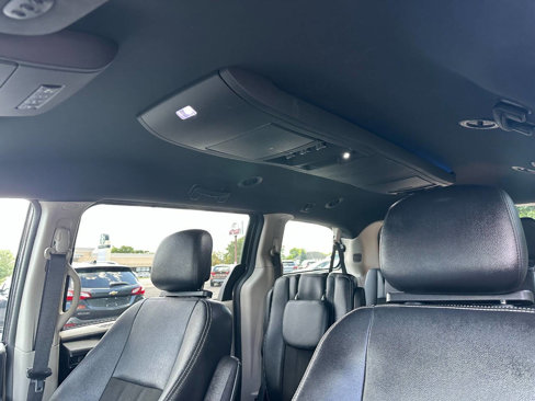 Used 2019 Dodge Grand Caravan SXT w/ Driver Convenience Group image 12