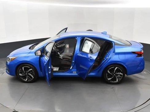Used 2024 Nissan Versa SR image 7