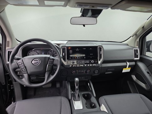 Used 2025 Nissan Frontier SV image 2