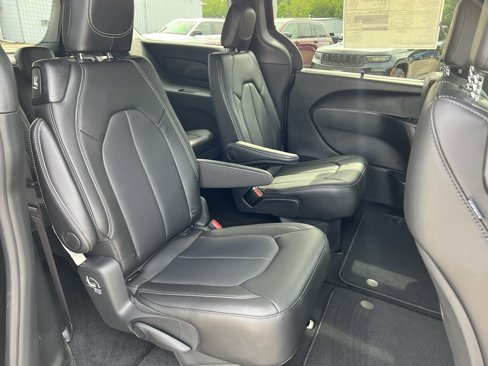 New 2026 Chrysler Pacifica Select image 12