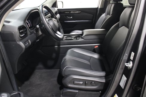 Used 2025 Honda Pilot EX-L image 3