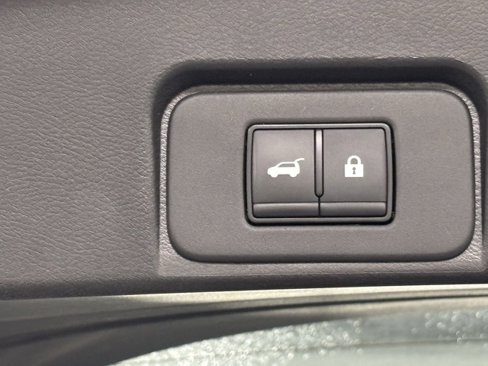 Used 2025 Nissan Rogue SV image 8