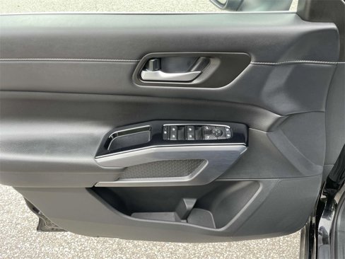 Certified 2024 Nissan Pathfinder SL image 17