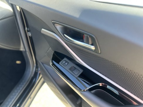 Used 2022 Toyota C-HR XLE image 24