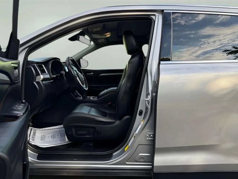 Used 2019 Toyota Highlander XLE image 9