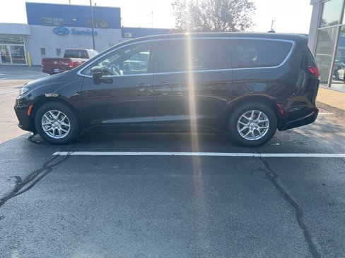 New 2025 Chrysler Pacifica Select image 2