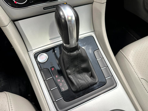 Used 2019 Volkswagen Passat Wolfsburg Edition image 38