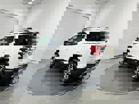 Used 2022 GMC Acadia SLT w/ LPO, Floor Liner Package image 22