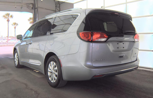 Used 2018 Chrysler Pacifica Touring-L image 6
