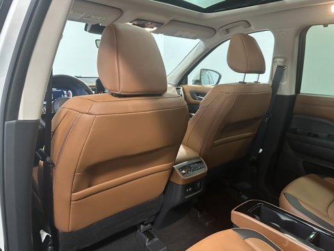 Used 2024 Nissan Pathfinder Platinum image 11
