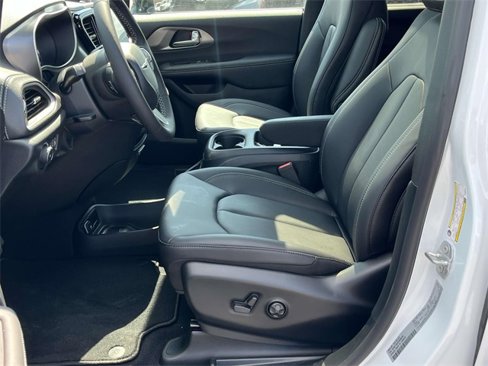 New 2025 Chrysler Pacifica Select image 10