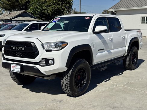 Used 2021 Toyota Tacoma TRD Off-Road image 2