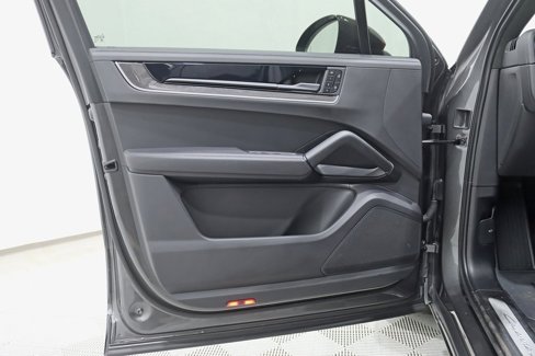 Used 2024 Porsche Cayenne S image 36