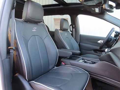 New 2026 Chrysler Pacifica Limited image 25