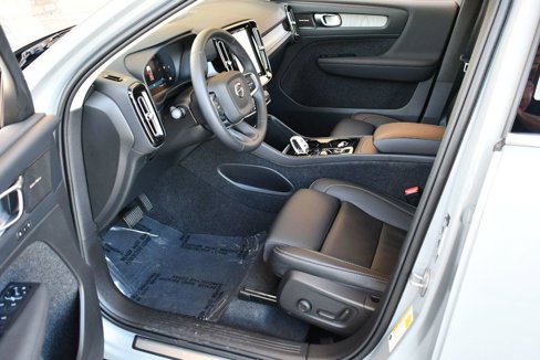 Used 2024 Volvo XC40 B5 Plus image 14