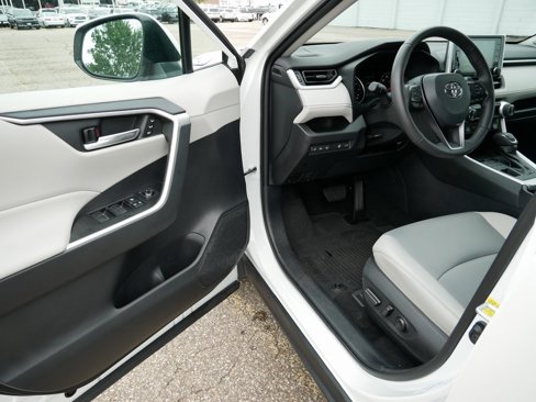 Used 2021 Toyota RAV4 XLE Premium image 11