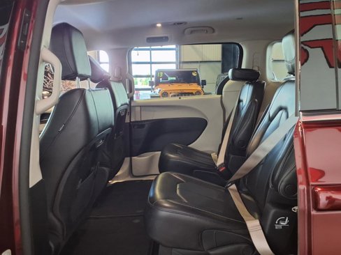 Used 2023 Chrysler Pacifica Touring-L image 16
