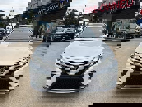 Used 2018 Toyota Camry XSE image 3