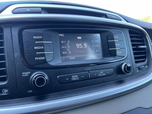 Used 2016 Kia Sorento LX image 10