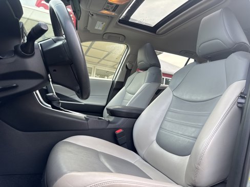 Used 2021 Toyota RAV4 XLE Premium image 22