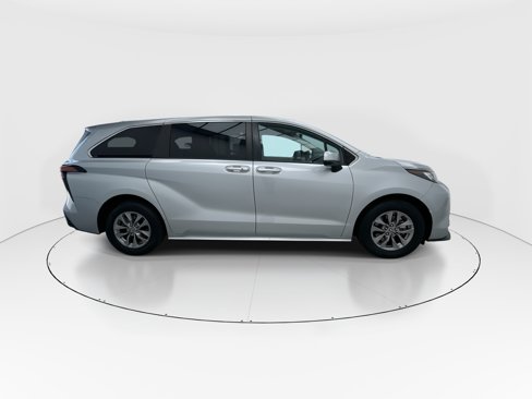 Used 2022 Toyota Sienna LE image 9