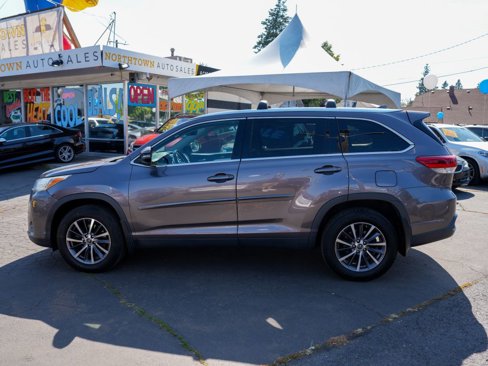 Used 2019 Toyota Highlander XLE image 3