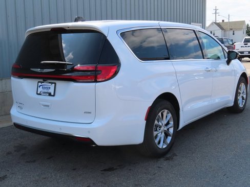 New 2026 Chrysler Pacifica Select image 3