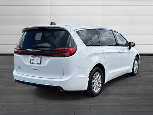 New 2026 Chrysler Pacifica Select image 4