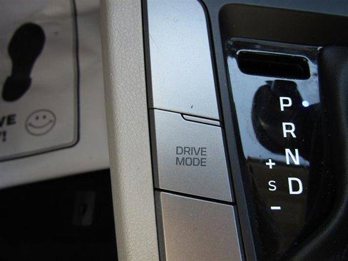 Used 2020 Hyundai Elantra SE image 21