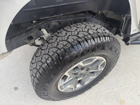 Used 2012 Jeep Wrangler Unlimited Rubicon w/ Connectivity Group image 28