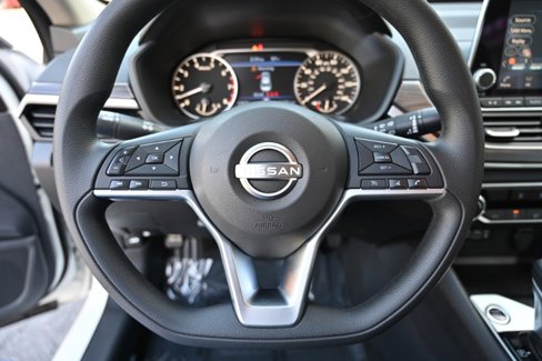 Used 2025 Nissan Altima 2.5 SV image 19