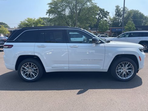 New 2025 Jeep Grand Cherokee Summit image 9