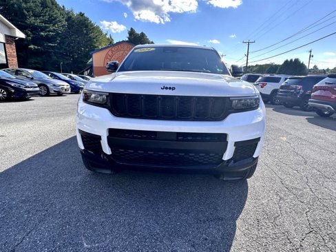 Used 2024 Jeep Grand Cherokee L Laredo image 2
