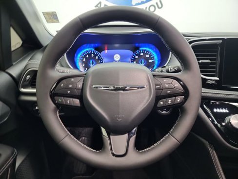 Used 2025 Chrysler Pacifica Limited image 22