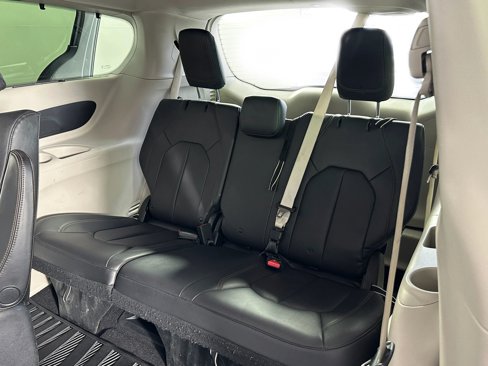 Used 2017 Chrysler Pacifica Premium image 34