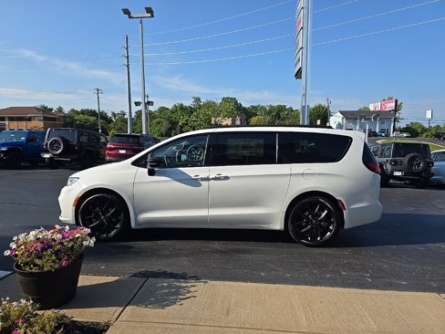 New 2026 Chrysler Pacifica Limited image 5