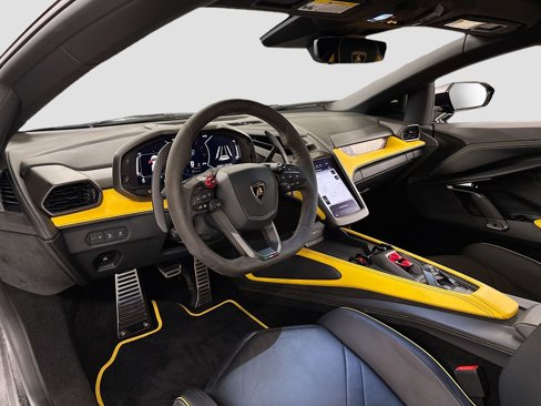 Used 2024 Lamborghini Revuelto image 9