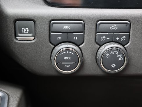 Certified 2025 Chevrolet Silverado 1500 LT image 33
