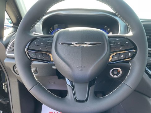 New 2026 Chrysler Pacifica Limited w/ Uconnect Theater Family Group image 19