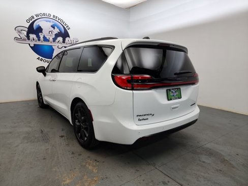 Used 2025 Chrysler Pacifica Limited image 7