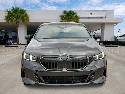 New 2026 BMW 550e xDrive w/ Executive Package image 2