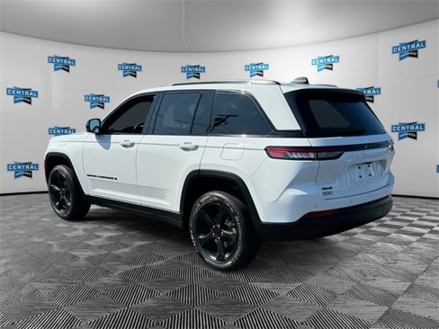 Certified 2023 Jeep Grand Cherokee Altitude image 4