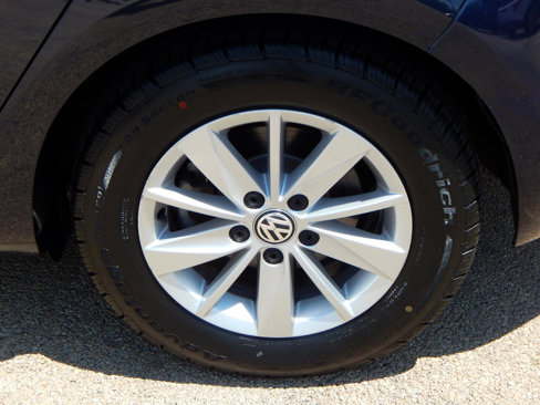 Used 2017 Volkswagen Golf S image 28