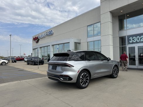 Used 2024 Lincoln Nautilus Reserve w/ Equipment Group 202A image 4